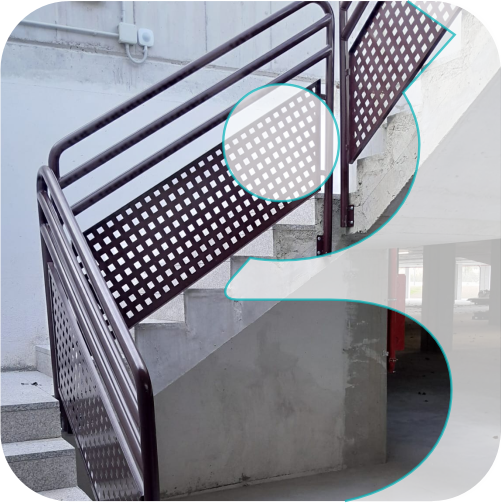 Colocación de mobiliario urbano, barandillas y pasamanos